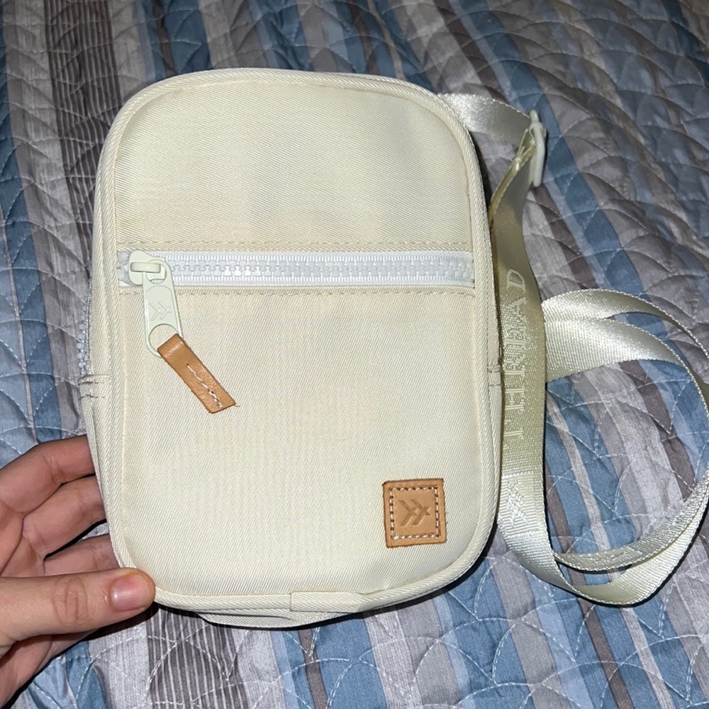 thread crossbody bag *stain on side*